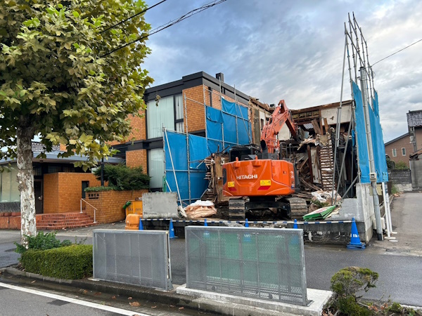 富山市のツタが生えた木造住宅を解体工事中