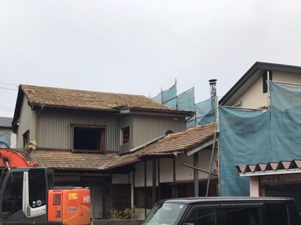 富山市の解体工事屋　株式会社エイキ　木造と塀の解体工事　解体工事前の写真