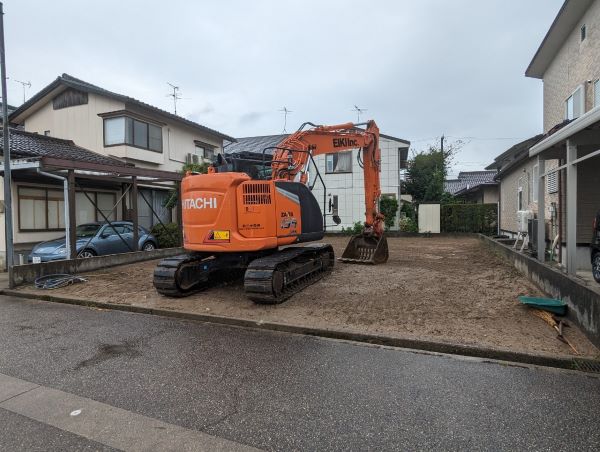 富山の解体工事現場で整地作業をしているところ。