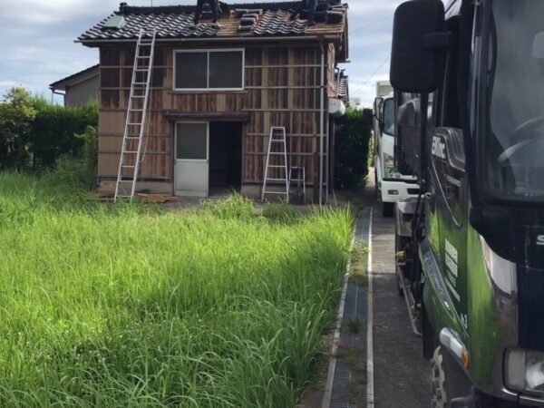 富山の解体工事屋　株式会社エイキ　納屋解体　屋根の取り外し中