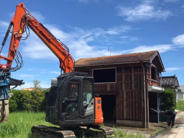 富山の解体工事屋　株式会社エイキ　納屋解体　重機による解体