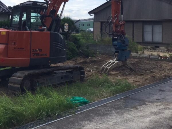 富山の解体工事屋　株式会社エイキ　納屋解体　重機による整地作業