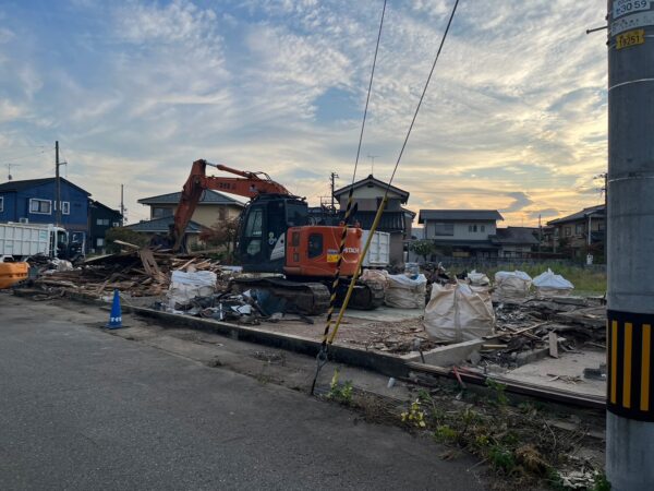 富山の解体工事屋　株式会社エイキ　台形敷地の解体工事　重機解体中