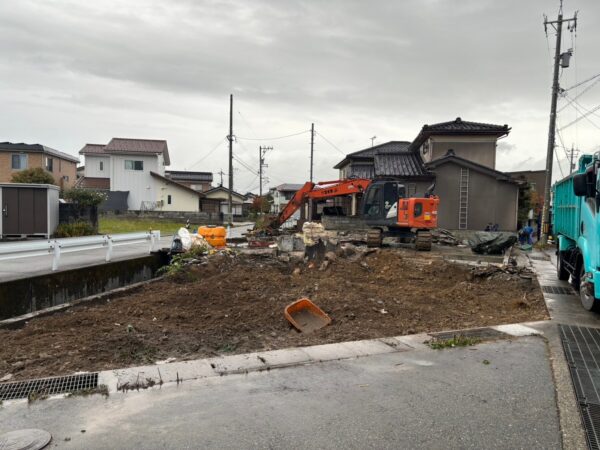 富山の解体工事屋　株式会社エイキ　台形敷地の解体工事　整地作業