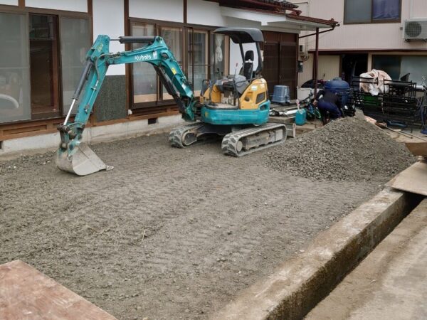 富山の解体工事屋　株式会社エイキ　外構工事　石と植栽の撤去後の更地づくり