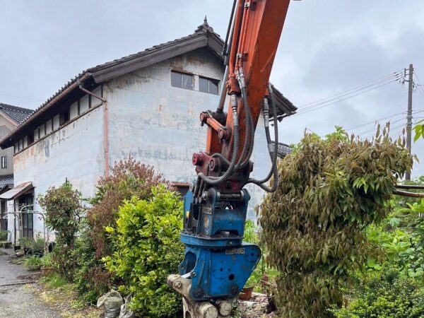 富山の解体工事屋株式会社エイキ　土蔵の解体工事　ユンボでアタッチメント交換