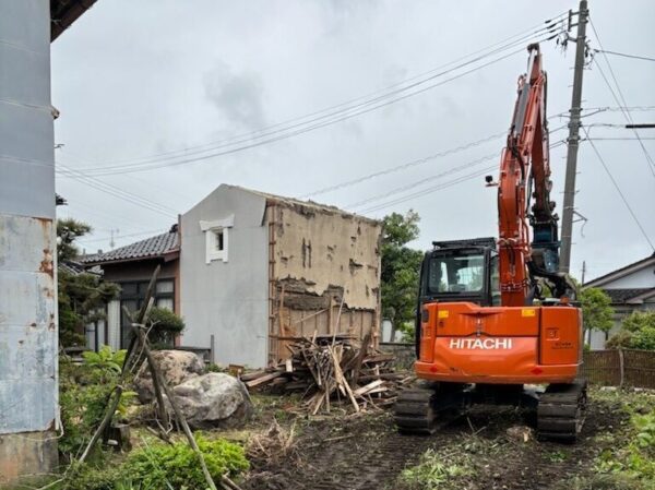 富山の解体工事屋株式会社エイキ　土蔵の解体工事　ユンボで解体中