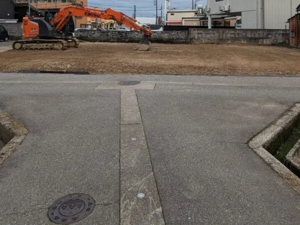 富山での解体後の更地。転圧中。